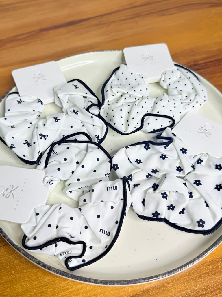 Monochrome Contrast-Piped Scrunchie