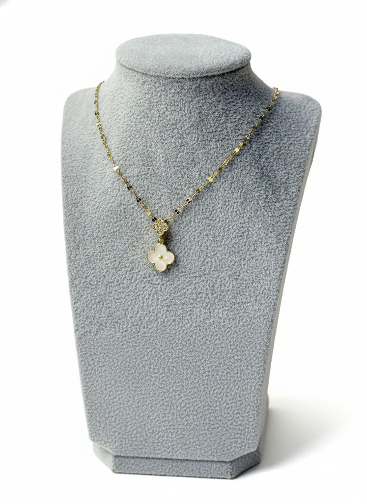 Clover pendent