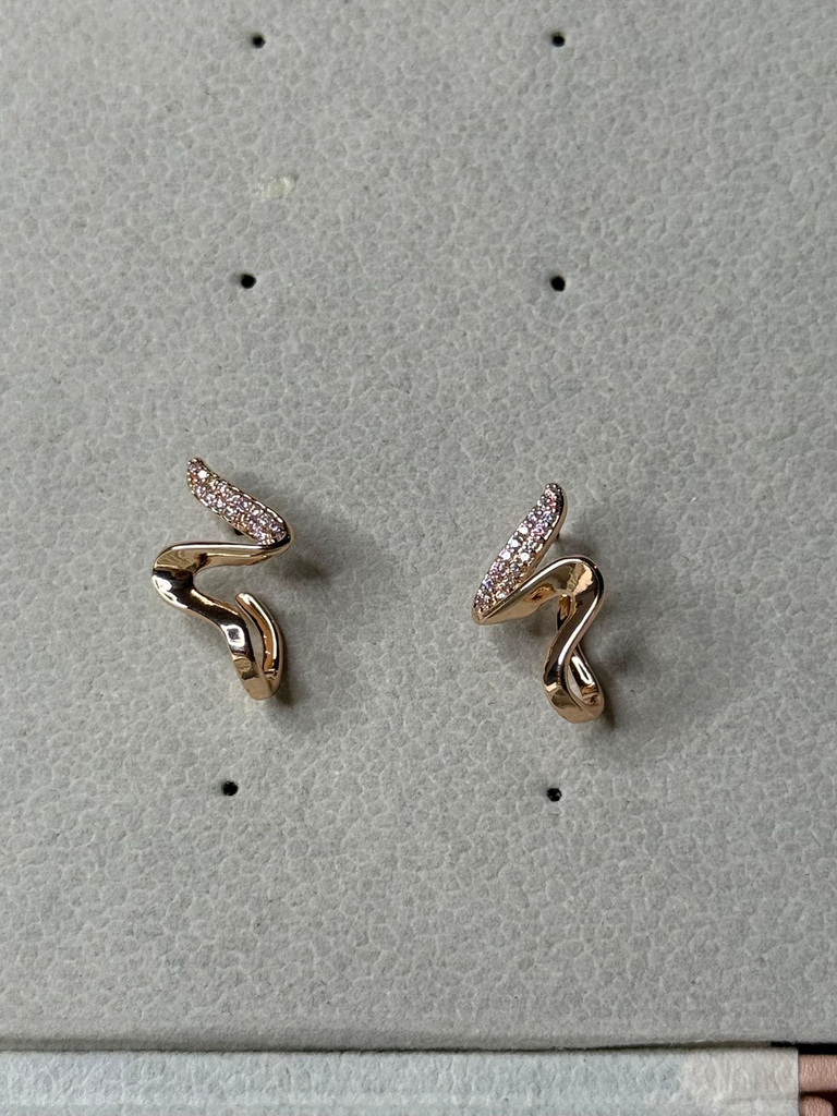 Swirl studs