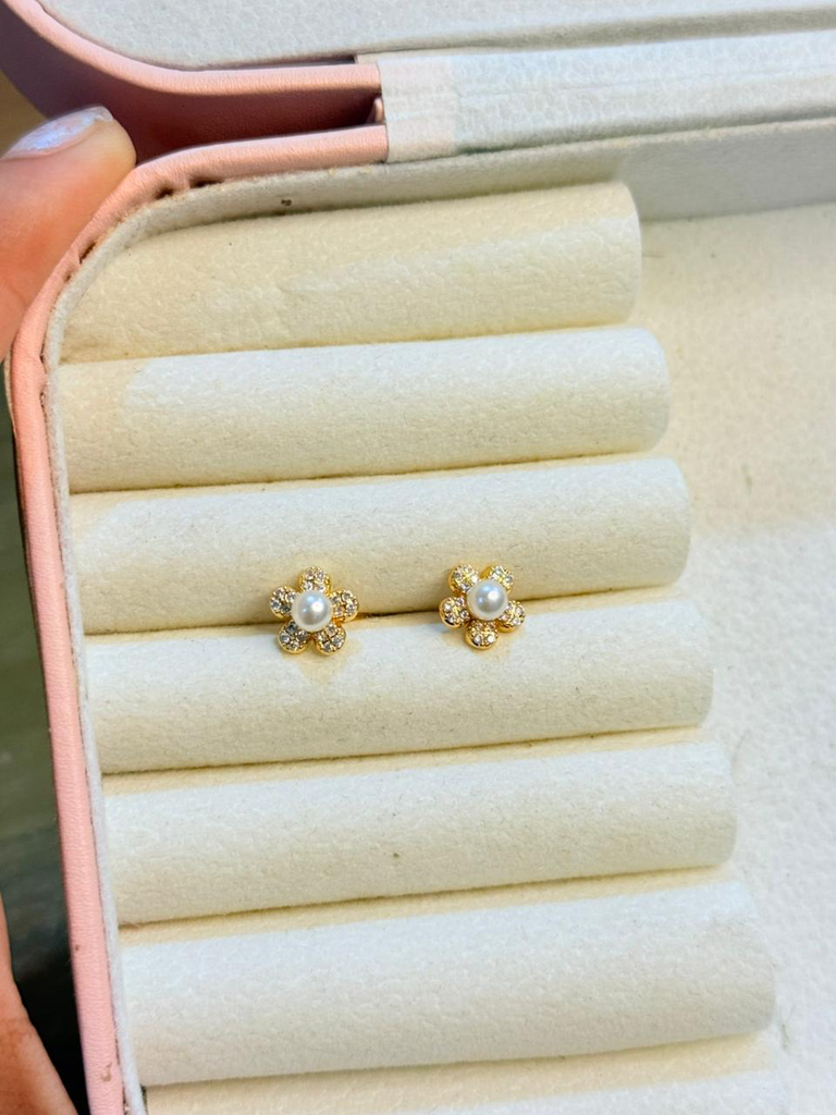 Ivory Centerpiece Floral Studs