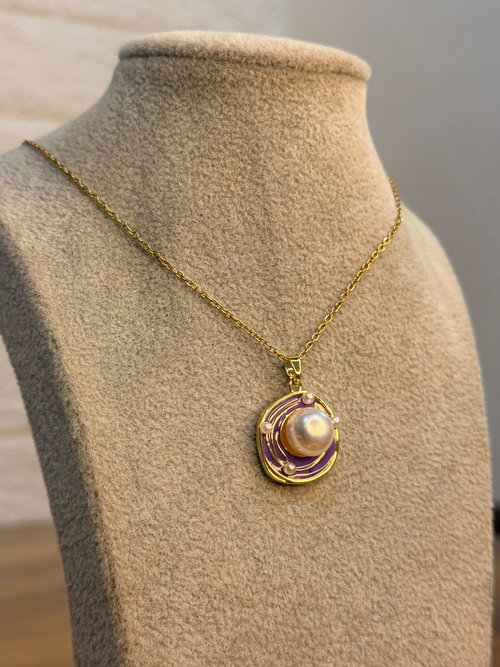 A pearl with enamel
